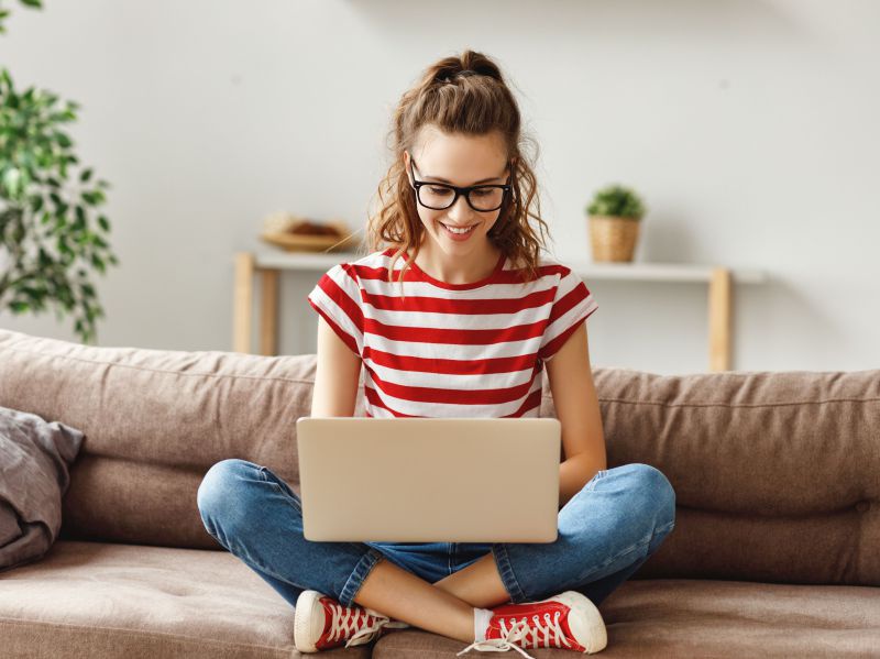 Frau mit Laptop